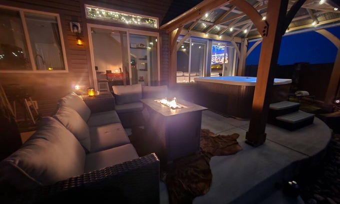 Colorado Springs House | 4Bed/3.5Bath with Hot Tub/Spa, Firepit, Patio, and BBQ