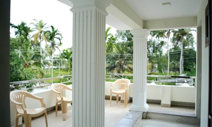 Thanneermukkom Villa | Lakeshore Premier Serviced Villa - Professionally staffed - Food & Accommodation