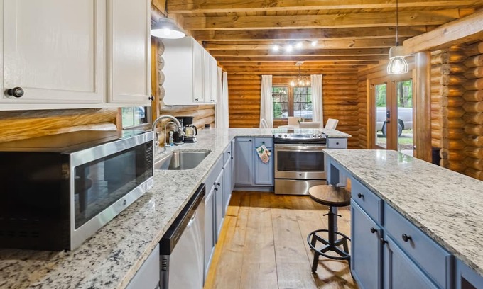 Fleming Cabin | Charming dog-friendly cabin w/ amazing lake views near Savannah