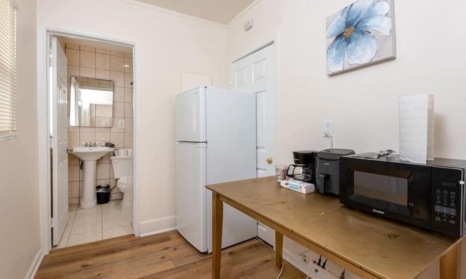 Vernon Apartment | 1 Bedroom Apt. in Vibrant LA Sleep 4