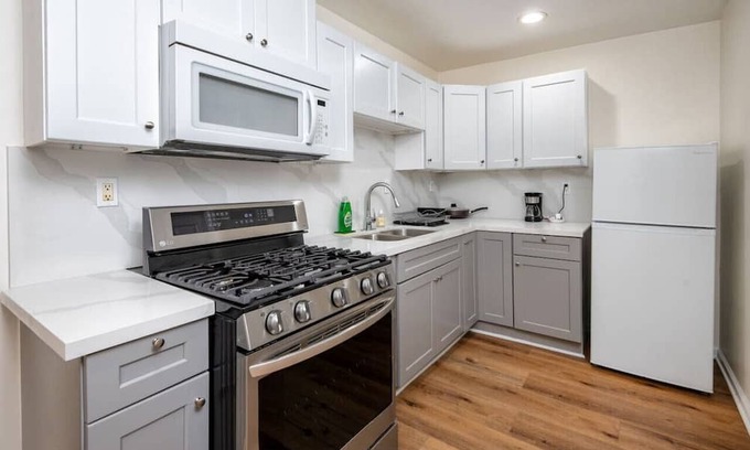 Vernon Apartment | Exposition Park Apt. Sleeps 4