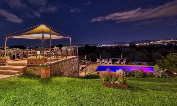 Cannara Apartment | L’Olmo Agriturismo di charme-The Sunrise suite with breathtaking view of Assisi.