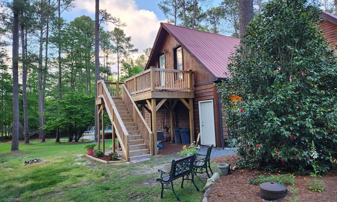 West End Cabin | Log cabin on 35 acres with hot tub and pool available for the 2024 US Open.