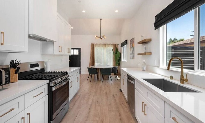 Mid City House | Luxe Modern Farm House W. Jacuzzi, Sleep 6 - Sofi