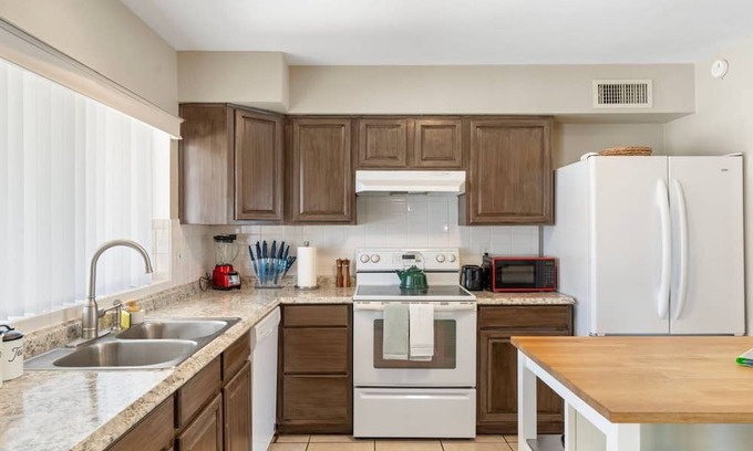 Desert Foothills Estates House | Girls Wknd! Beauty Bar! Pool! 15 min - everything!