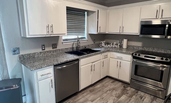 Brent House | Luxury, Centrally Located Family Retreat home!