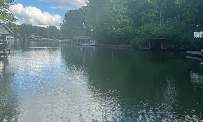 Effingham House | Retreat at the lake