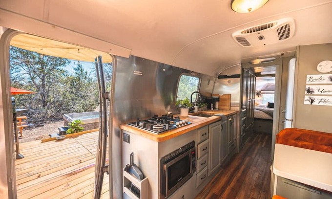 Fredericksburg House | Romantic*Airstream*HotTub*Wifi*Wineries*EV