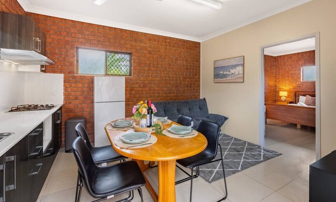 Robertson House | 1 Bedroom Comfy Unit Sleep 3 close to mall and bus