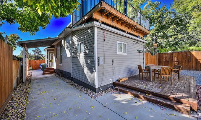East Central House | Modern Victorian Retreat @ 9&9 * Dog welcome