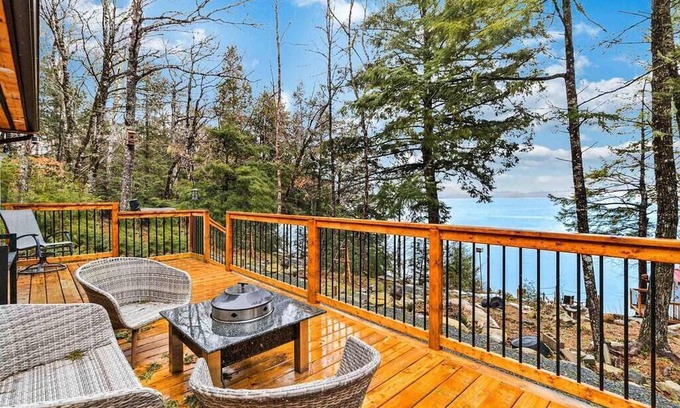 Queens Cottage | Lakefront cottage with sandy beach, great decks, beautiful sunrise.