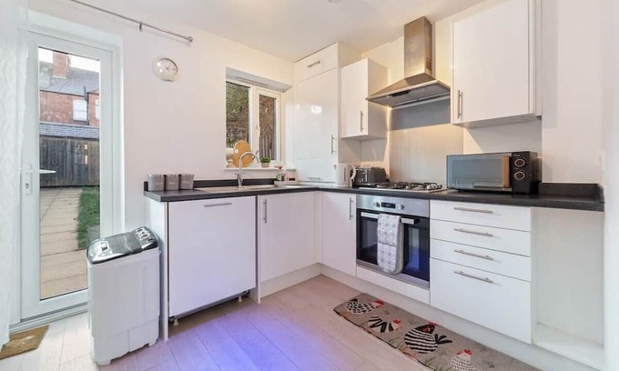 Aylestone House | City Center Charm and Comfort