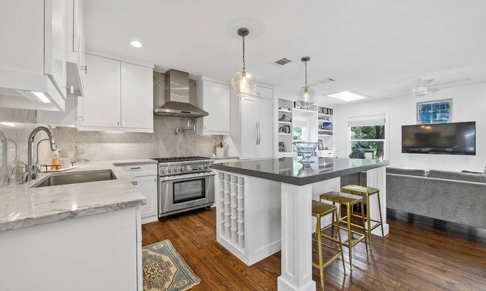 Tarrytown House | Bowman Bungalow Near Downtown Austin