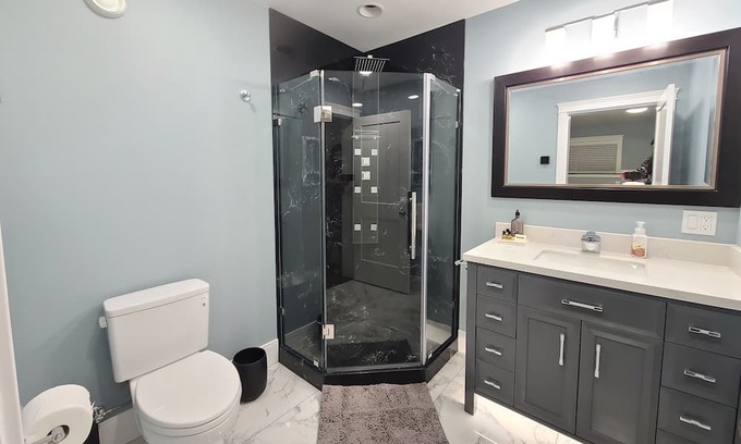 Fernwood Apartment | Central Park Prestige - A Brand New Boutique Hotel Style Room Close to Downtown