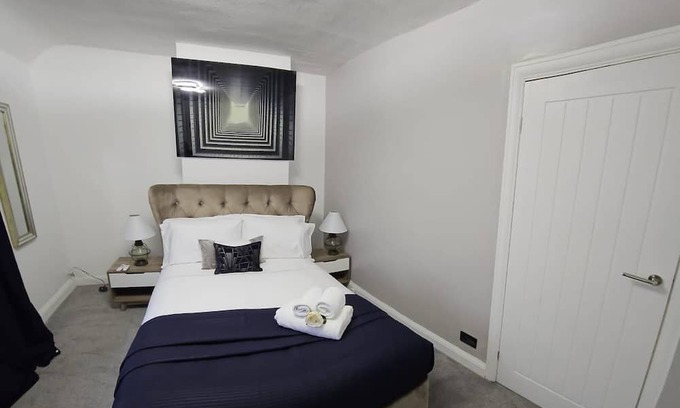 Droylsden House | Captivating 2-Bed House in Manchester