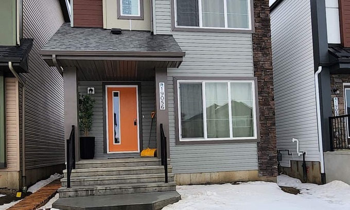 West Edmonton House | Luxury Home | Newly furnished | Sleeps 9 | Private Gym | 15mins to West Edm Mall