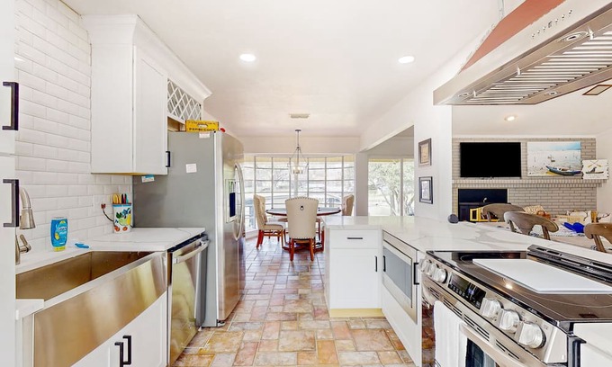 Gun Barrel City House | Lakefront, dog-friendly home with dock, kayak, great yard & prime location