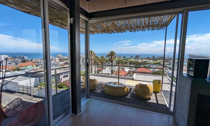 Green Point Villa | Cape Town Yellow 💛 lifestyle with Sea Views!