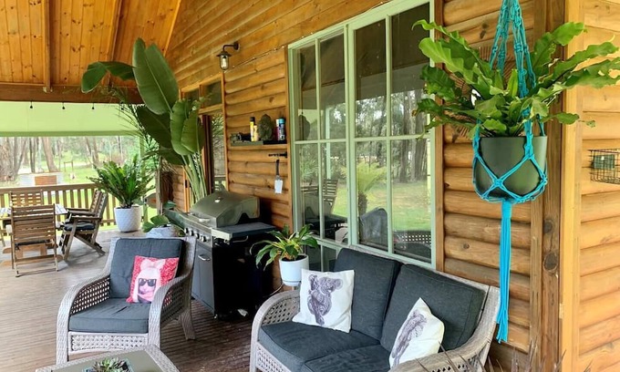 Wheatsheaf House | Kangaroos Hideaway, Bush Retreat