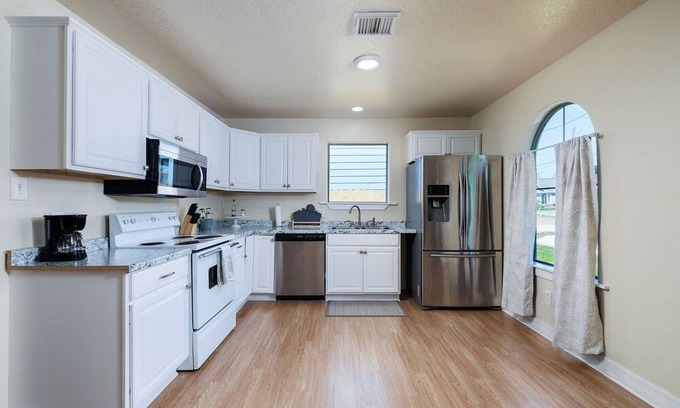Montgomery House | Cozy Retreat Haven: The Perfect 2bed/1bath in beautiful Montgomery, Tx