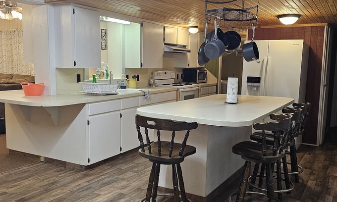 Geneva House | Charming 3-bedroom house in marvelous Hemphill with WiFi, AC