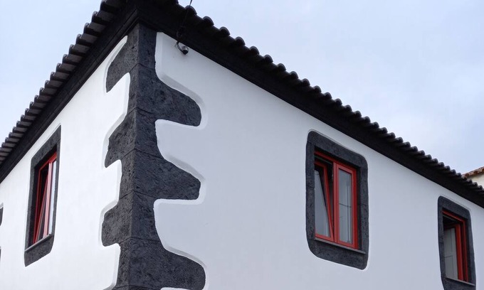 Angra do Heroismo House | Holiday Home 'Casa Do Poço - Casa Grande' with Shared Terrace and Wi-Fi