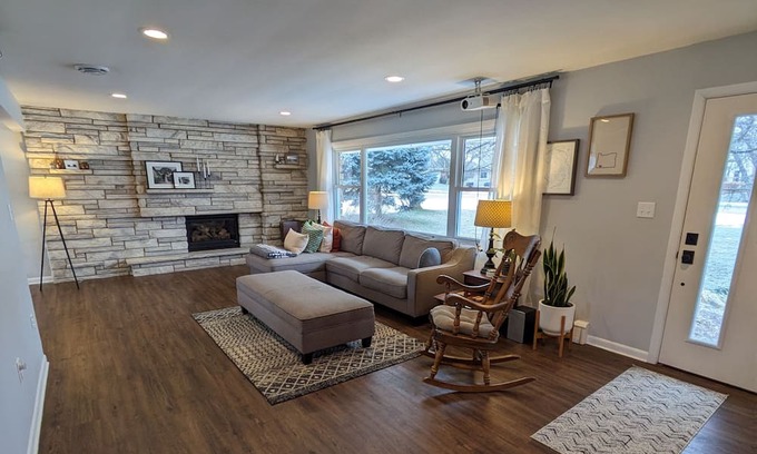 De Forest House | Midcentury modern waterfront home in quiet neighborhood with mature trees
