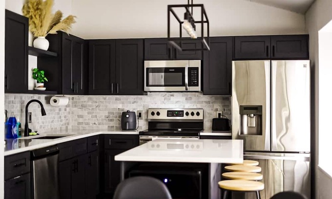 Round Rock House | Minutes to Kalahari + Dell Diamond! This house is sure to bring entertainment!