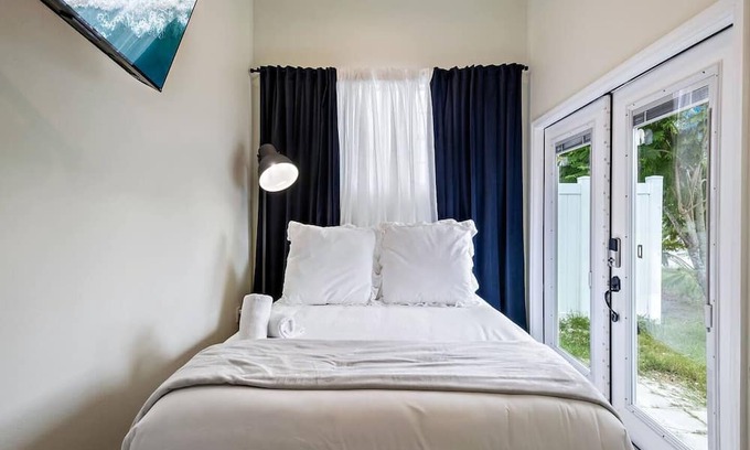 United Central House | Modern Gem One Bedroom One Bath