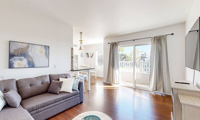 Old Towne Condo | Sunny condo by the beach with a full kitchen, balcony, & water view