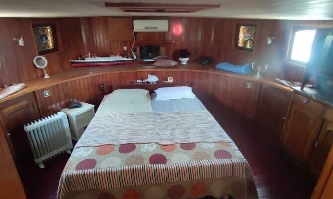 Aigues-Mortes House | Pretty barge in Aigues-Mortes