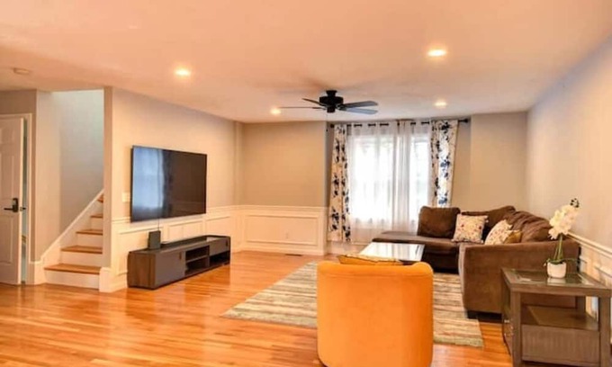 Webster Square House | Spacious House with Master Bedroom