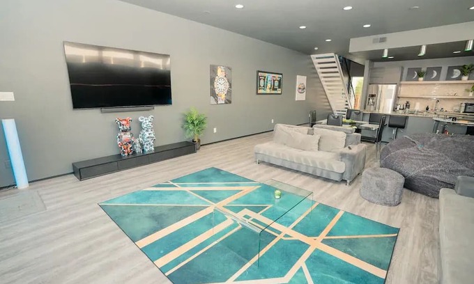Cityplace House | 3 bedroom Modern home in Uptown 80 inch TV