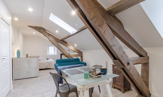 Perigueux Apartment | Studio Apartment 'Appartement Bleu' with Wi-Fi