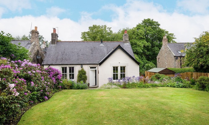 Berwick-upon-Tweed Cottage | Pentland Cottage - sleeps 2 guests in 1 bedroom