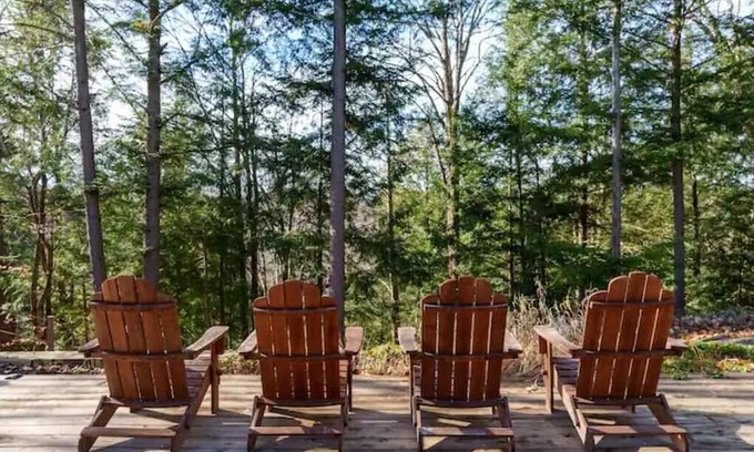 Bracebridge Cottage | Modern x Muskoka: Contemporary Waterfront Oasis
