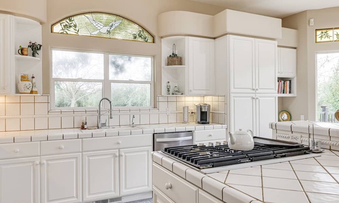 Byron House | Beautiful Home w/Hot Tub on Byron Olive Farm