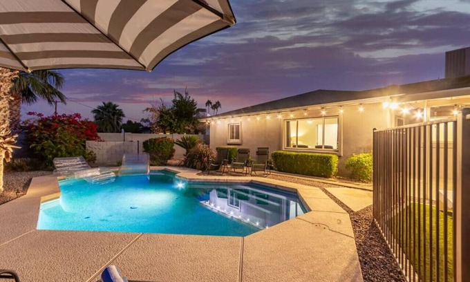 Village Grove House | 7 Beds Hot Tub 102° Pool Putting Green EV Charger