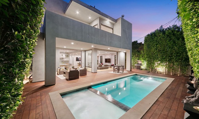 Melrose Villa | West Hollywood Prime Location 5 BR House Sleeps 10, Pool, Hot Tub & Parking