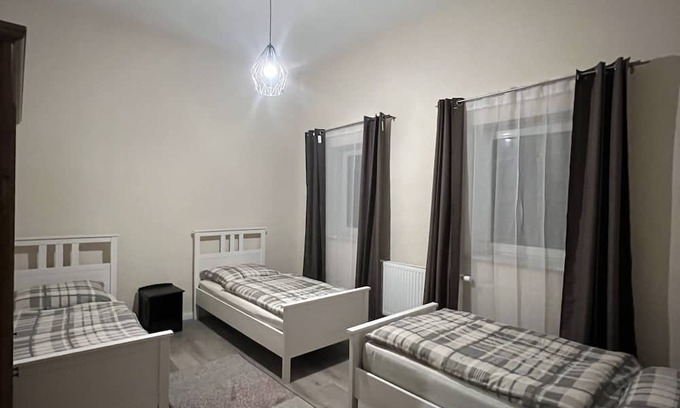 Jork Apartment | 2 Privat Zimmer Frei! 6 Einzelbetten, Küche, Bad, Smart TV