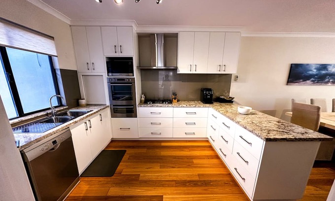 Ascot House | Waterfront Ascot Waters Marina Home - close to city and airport