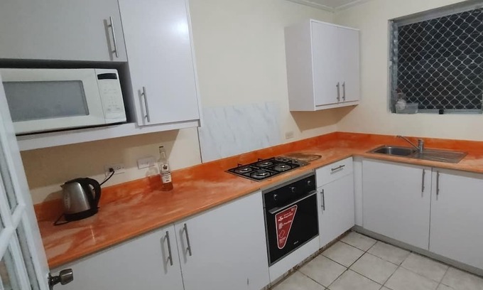 Blue Waters House | 6 min walk to Rockley beach & good location