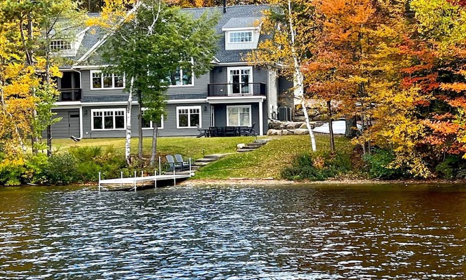 New London House | Stunning 2022 built lake house w/ gym, 6 kayaks, screened porch, 2 tv areas