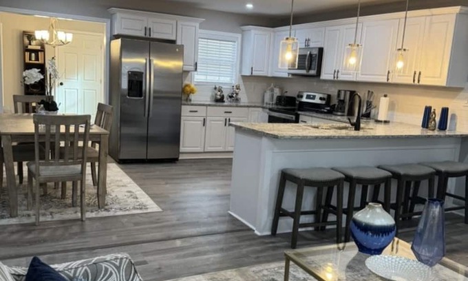 Church Street House | Elegant 4 bedroom home sleeps 6-8! Private Backyard