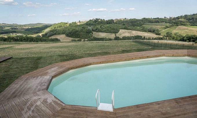 Monteriggioni Apartment | Apartment 'Le Tre Pietre - Casa Miele' with Shared Pool, Shared Garden and Wi-Fi