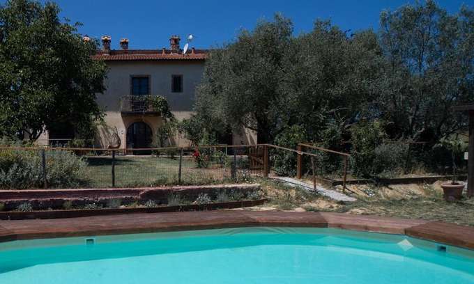 Monteriggioni Apartment | Apartment 'Le Tre Pietre - Casa Sangiovese' with Shared Pool, Shared Garden and Wi-Fi