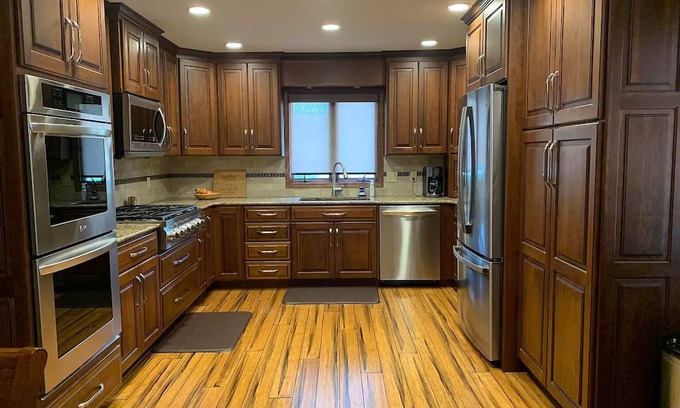 Emporia House | Cozy, modern, updated house w/pool!