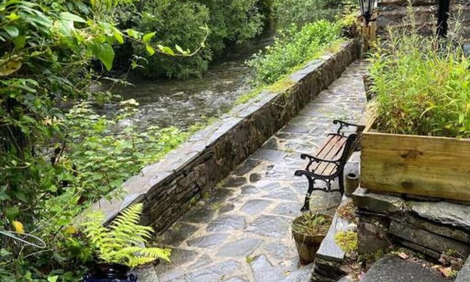 Corris House | Idyllic cottage by the River