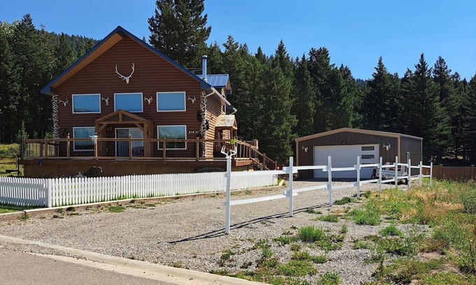 Bellevue Cottage | Mountain cottage huge master bedroom pet friendly sauna, hot tub, deck