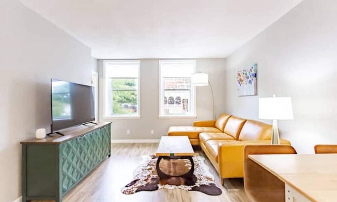 Monroe Apartment | Stylish Downtown Flat